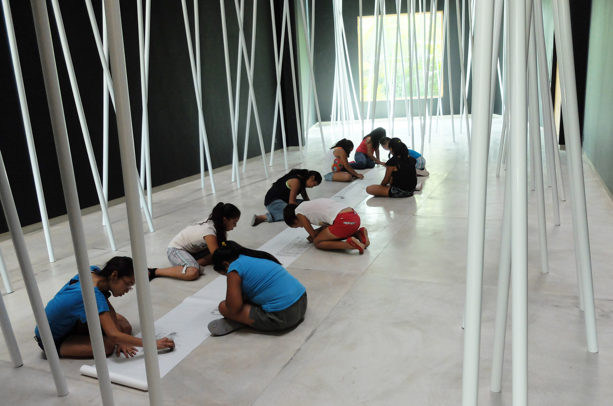 Sin título (Pintura negra y tubos blancos), Dibujos niños, 2014 : Francisco Ugarte