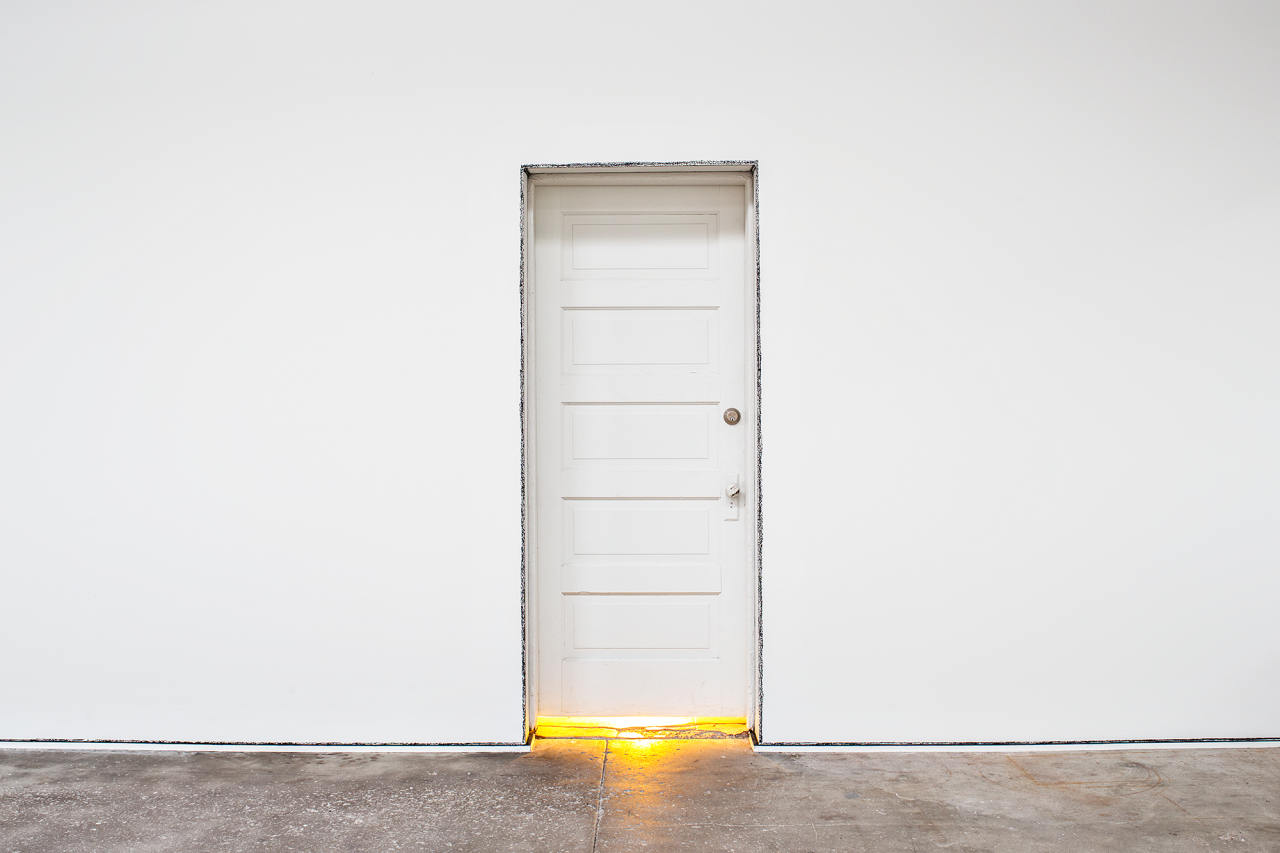 Sin título (Puerta y luz amarilla), fotografía, 2017 : Francisco Ugarte