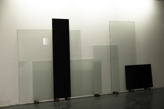 Sin título (Hojas de cristal apoyadas sobre muro), 2010 : Francisco Ugarte
