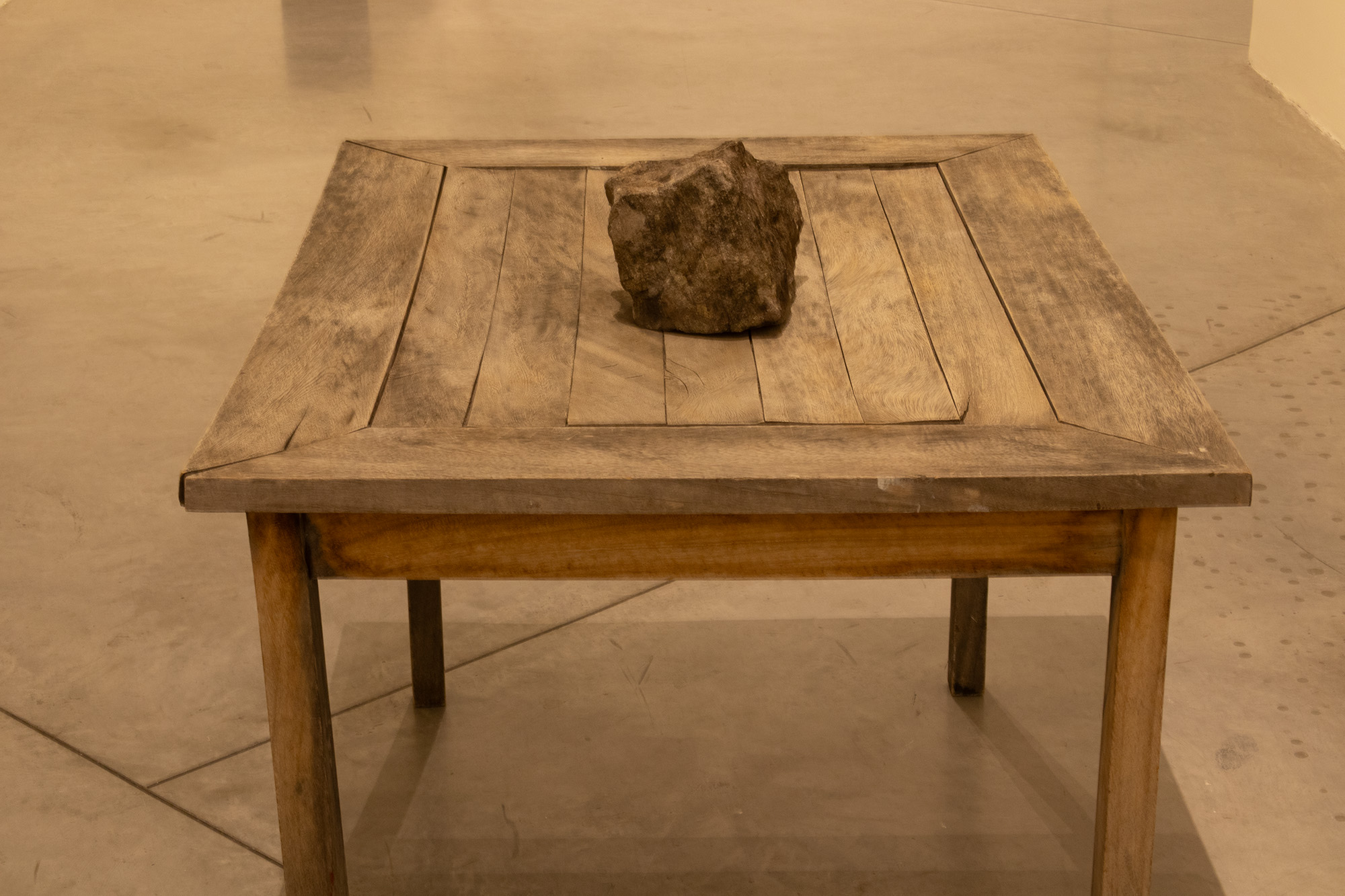 Mesa y piedra, 2025 : Francisco Ugarte