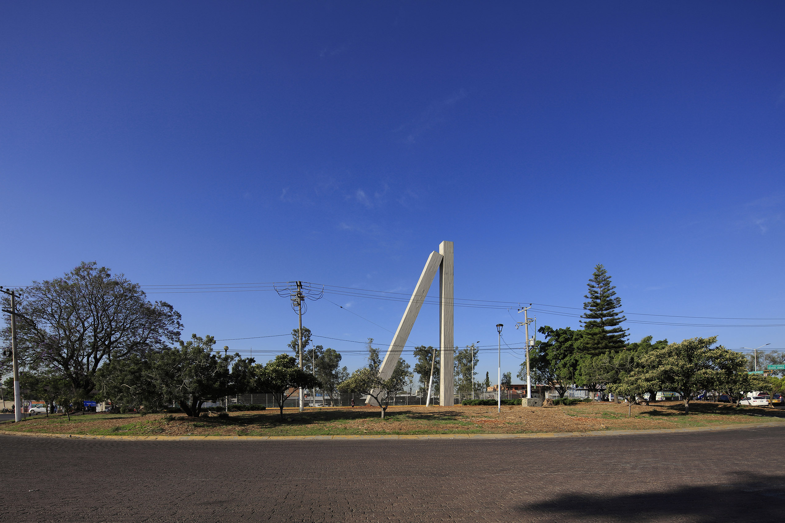 Dos monolitos de concreto, 2020 : Francisco Ugarte