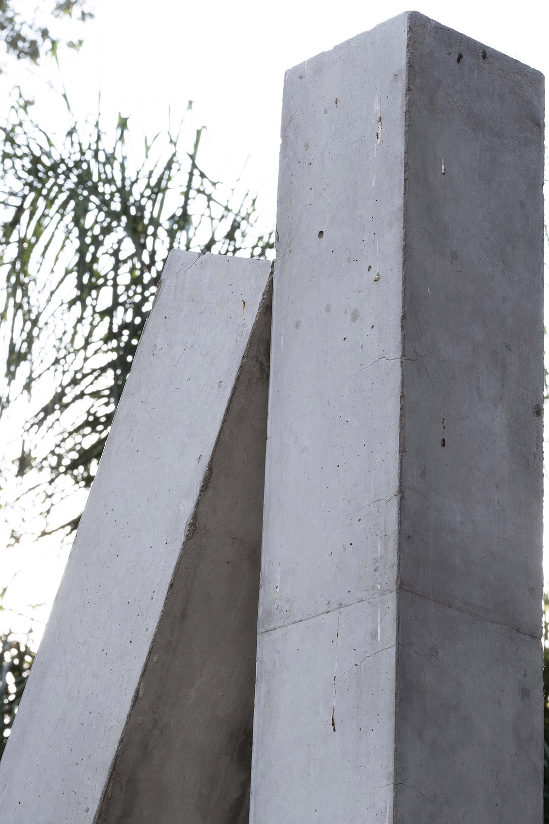 Dos monolitos de concreto de 20x20x130 cm cada uno, 2020 : Francisco Ugarte