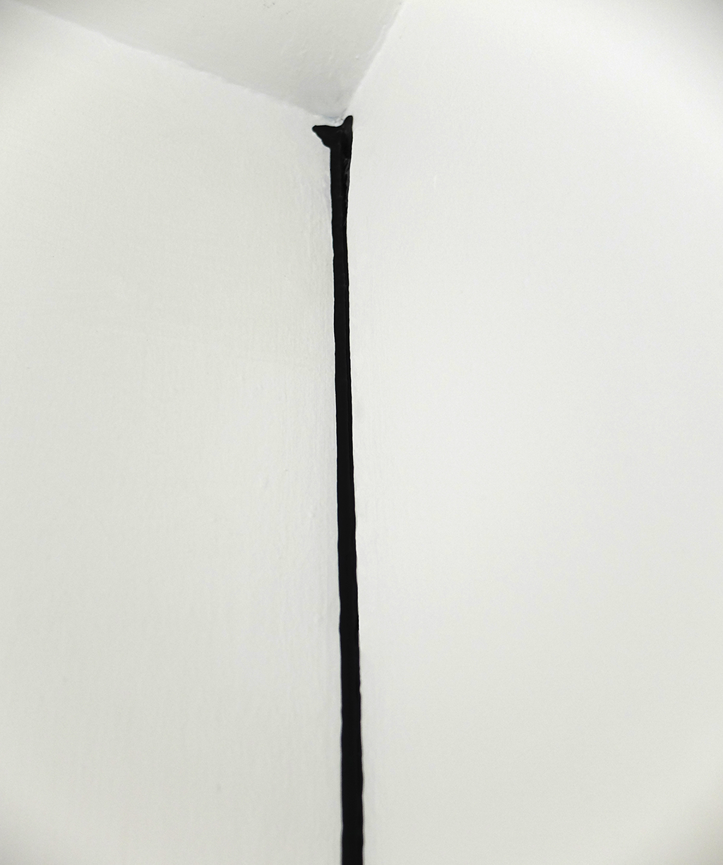 Sin título (Pintura negra, esquina y piso), 2016 : Francisco Ugarte