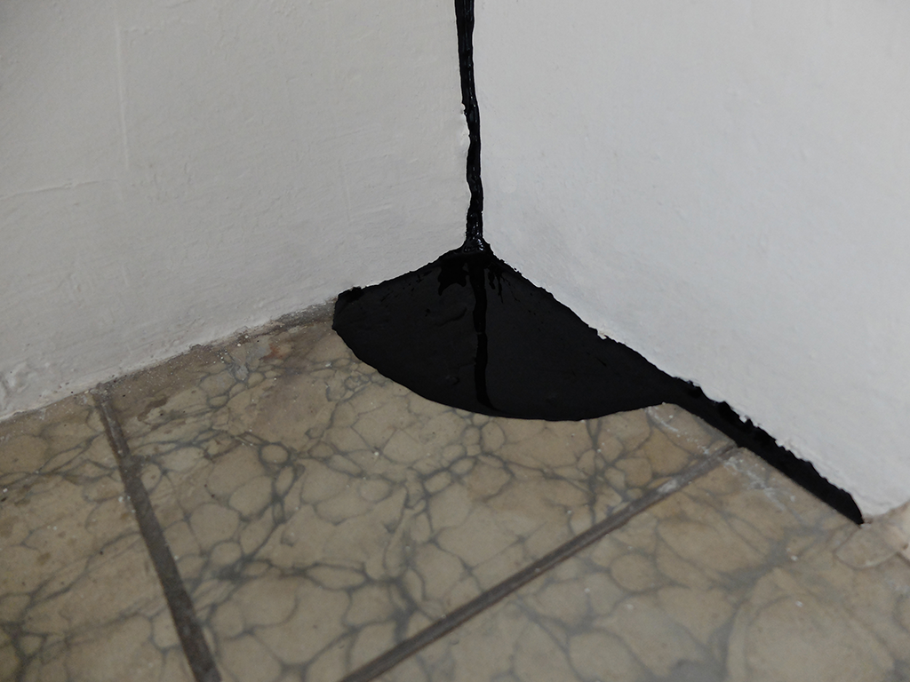 Sin título (Pintura negra, esquina y piso), 2016 : Francisco Ugarte