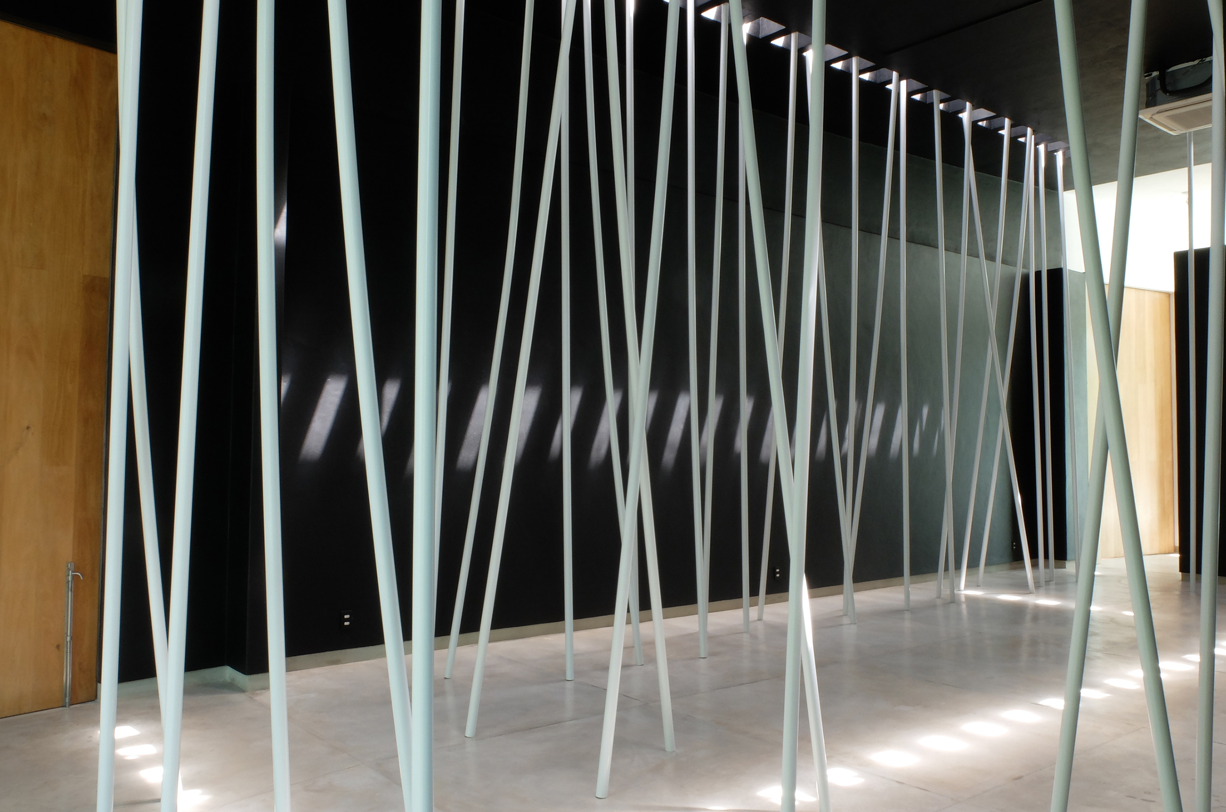 Sin título (Pintura negra y tubos blancos), 2014 : Francisco Ugarte